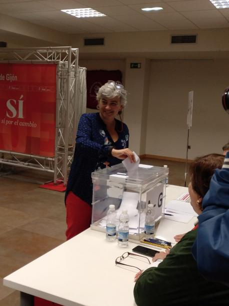 Ana González y Tuero pasen a la segunda vuelta de les primaries socialistes